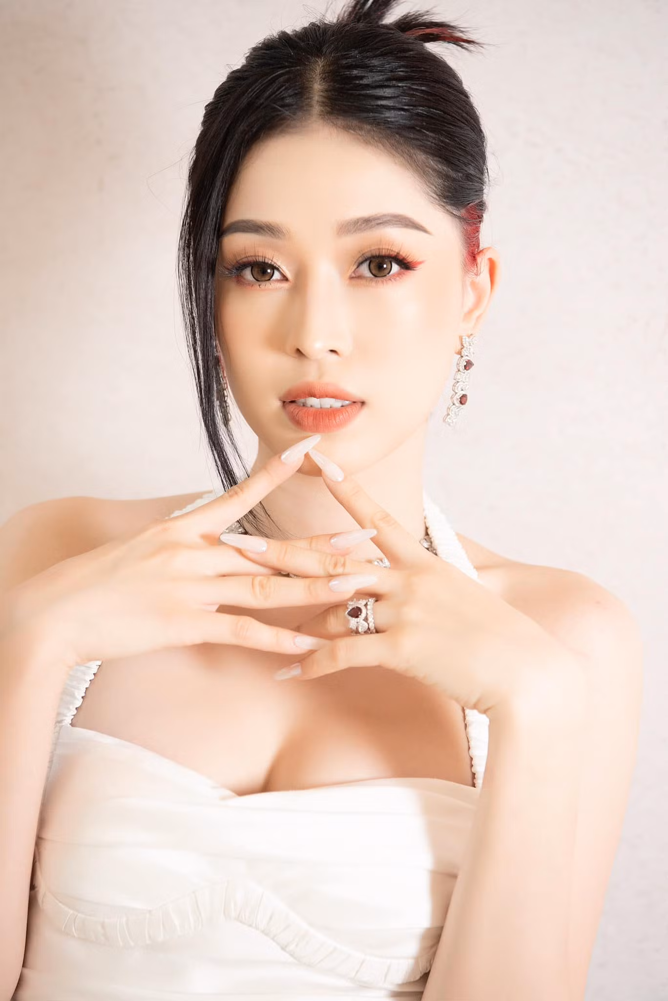 Á hậu Phương Nga gặp sự cố khi cắt mí.
