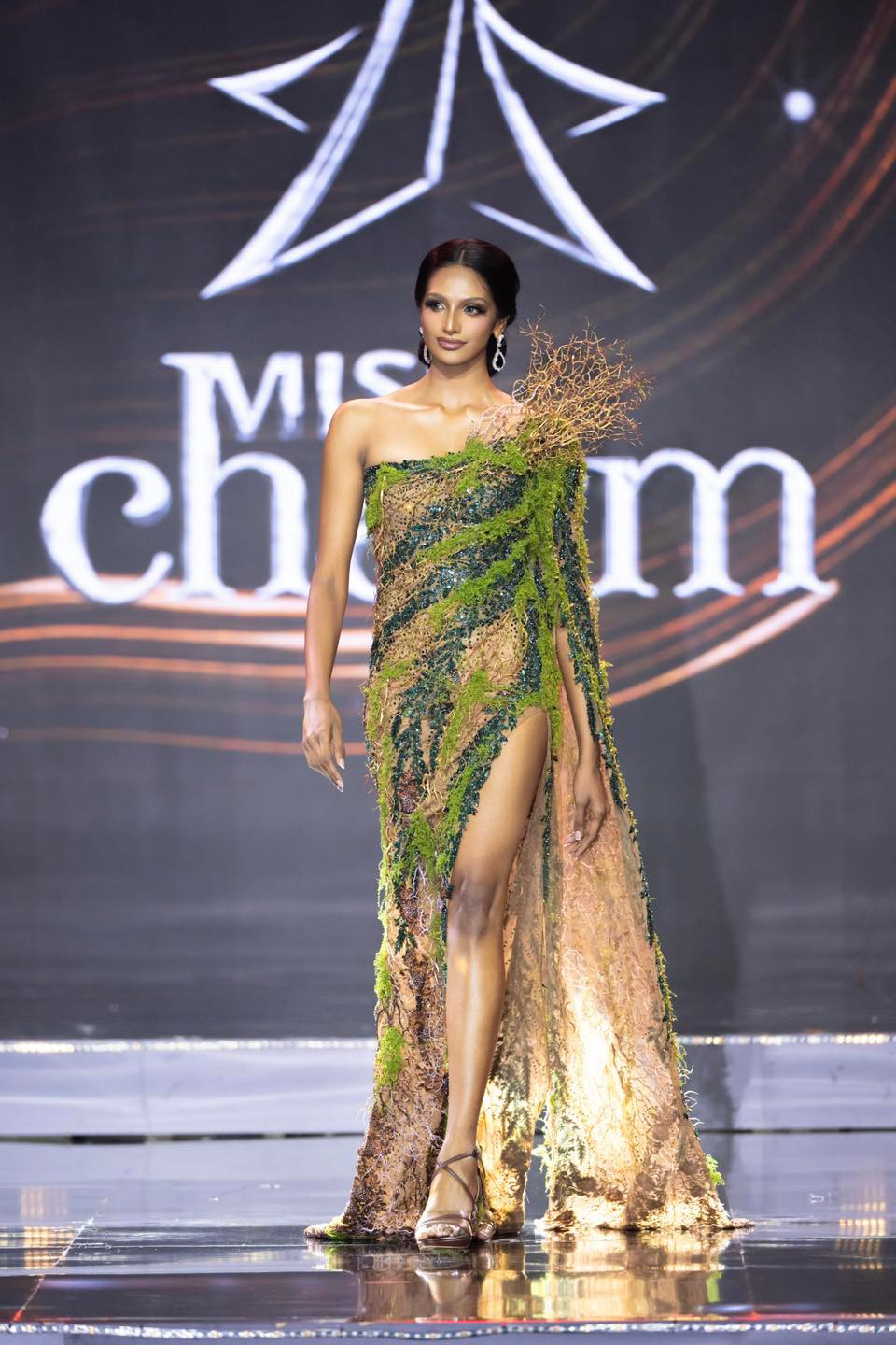 Đại diện Malaysia - Rashmita Rasindran - gây chú ý ở khu vực châu Á. Người đẹp năm nay 24 tuổi, cao 1, 82 m, số đo ba vòng 90-66-92,5 cm. Cô là nhà hoạt động xã hội, sáng lập và là thành viên của các tổ chức trao quyền cho phụ nữ và thúc đẩy bất bình đẳng giới. Người đẹp Malaysia có chiều cao nổi bật, nhan sắc hiện đại cùng phong cách trình diễn cuốn hút. Nhiều diễn đàn sắc đẹp dự đoán cô giành thành tích cao trong chung kết.