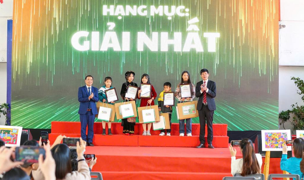 5 trong số 7 thí sinh xuất sắc nhất cuộc thi được Ban Tổ chức trao giải 5 trong số 7 thí sinh xuất sắc nhất cuộc thi được Ban Tổ chức trao giải