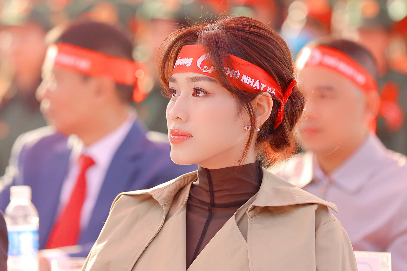 Trước đó, Đỗ Thị Hà đã tham gia buổi họp báo khởi động Chủ Nhật Đỏ lần thứ 17 – năm 2025 tại Hà Nội chiều 19/12. Ngay sau khi đăng quang Hoa hậu Việt Nam 2020, cô có dịp đồng hành với Chủ Nhật Đỏ 2021. Từ đó đến nay, nhiều năm liên tiếp, người đẹp sắp xếp để tham gia, góp phần lan tỏa thông điệp ý nghĩa của sự kiện.