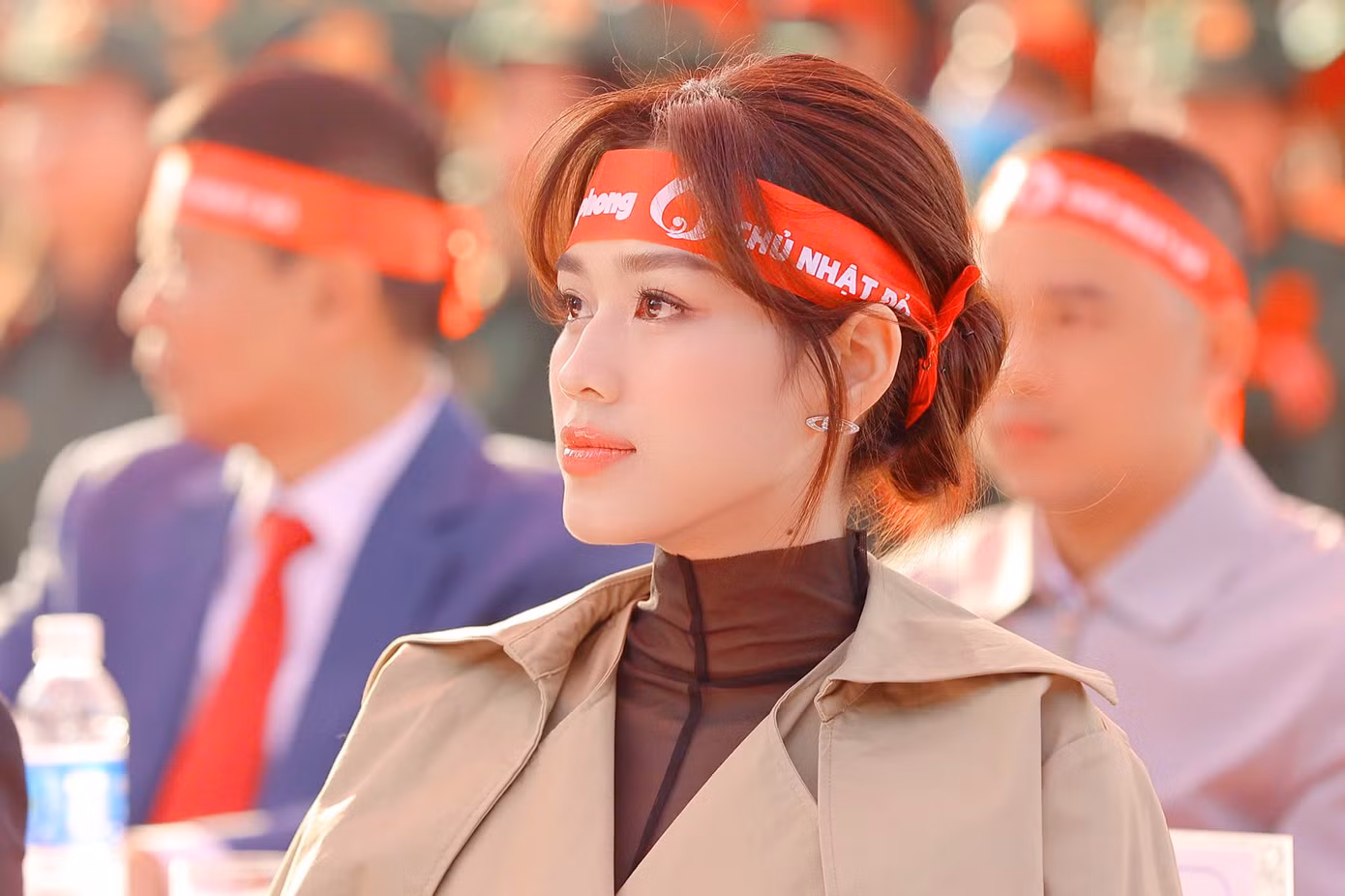 Trước đó, Đỗ Thị Hà đã tham gia buổi họp báo khởi động Chủ Nhật Đỏ lần thứ 17 – năm 2025 tại Hà Nội chiều 19/12. Ngay sau khi đăng quang Hoa hậu Việt Nam 2020, cô có dịp đồng hành với Chủ Nhật Đỏ 2021. Từ đó đến nay, nhiều năm liên tiếp, người đẹp sắp xếp để tham gia, góp phần lan tỏa thông điệp ý nghĩa của sự kiện.