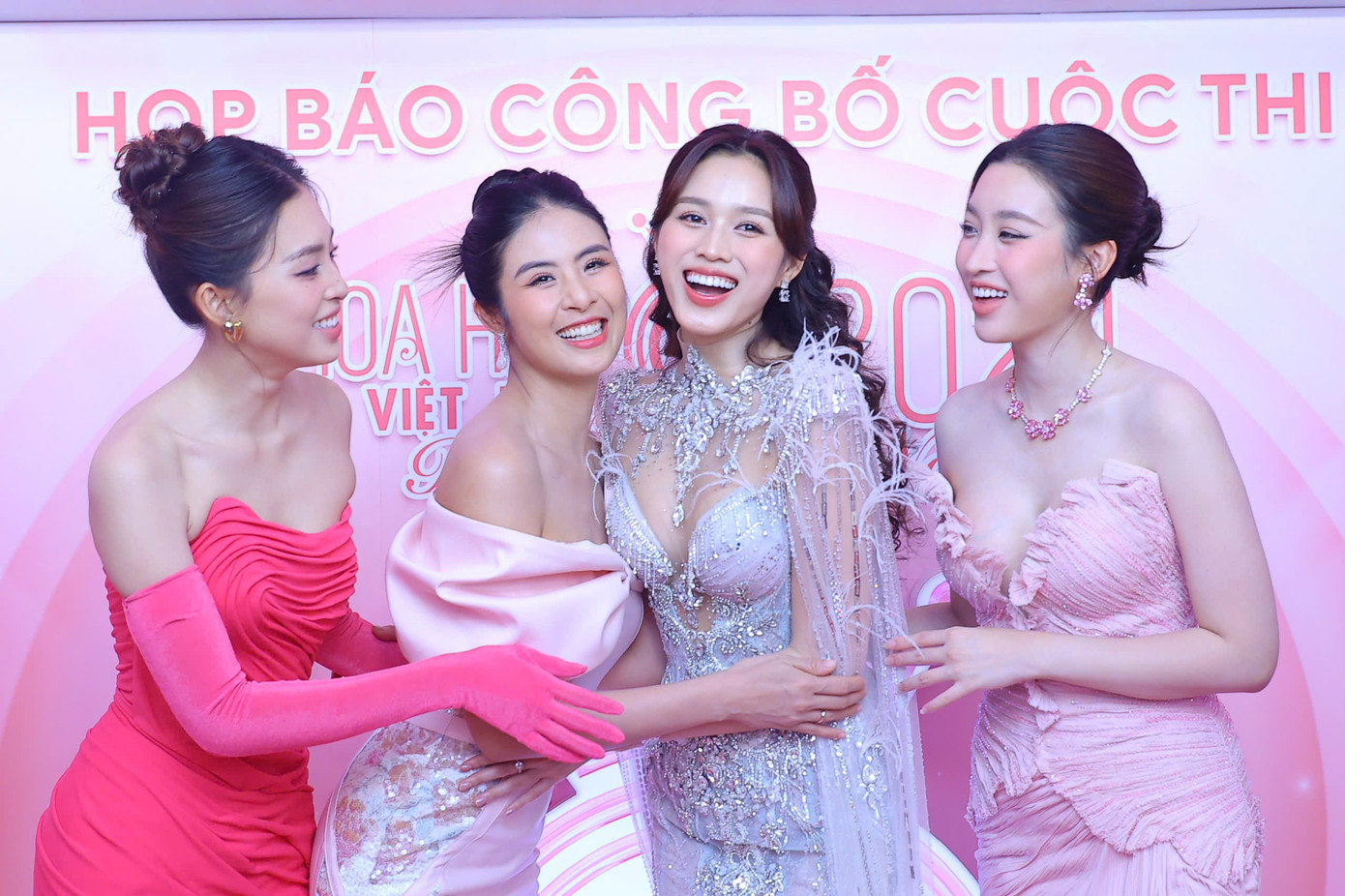 Hoa hậu Việt Nam là cuộc thi sắc đẹp duy nhất do một tờ báo có uy tín, cơ quan ngôn luận của Trung ương Đoàn Thanh niên Cộng sản Hồ Chí Minh, tổ chức. Đây là điểm khác biệt tiên quyết tạo ra sự khác biệt của cuộc thi Hoa hậu Việt Nam đối với những cuộc thi sắc đẹp khác.