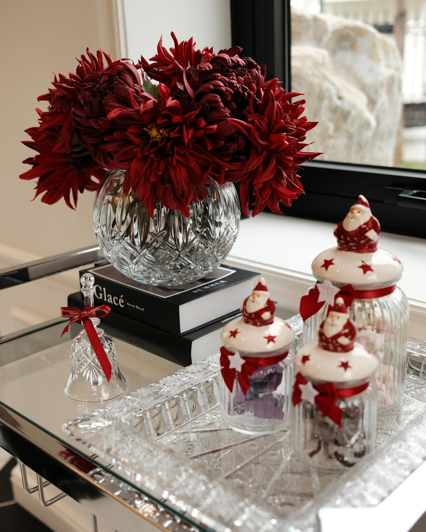 Huyền My cũng trang trí nhà cửa bằng những phụ kiện tông màu đỏ mang không khí Giáng sinh. Huyền My cũng trang trí nhà cửa bằng những phụ kiện tông màu đỏ mang không khí Giáng sinh.