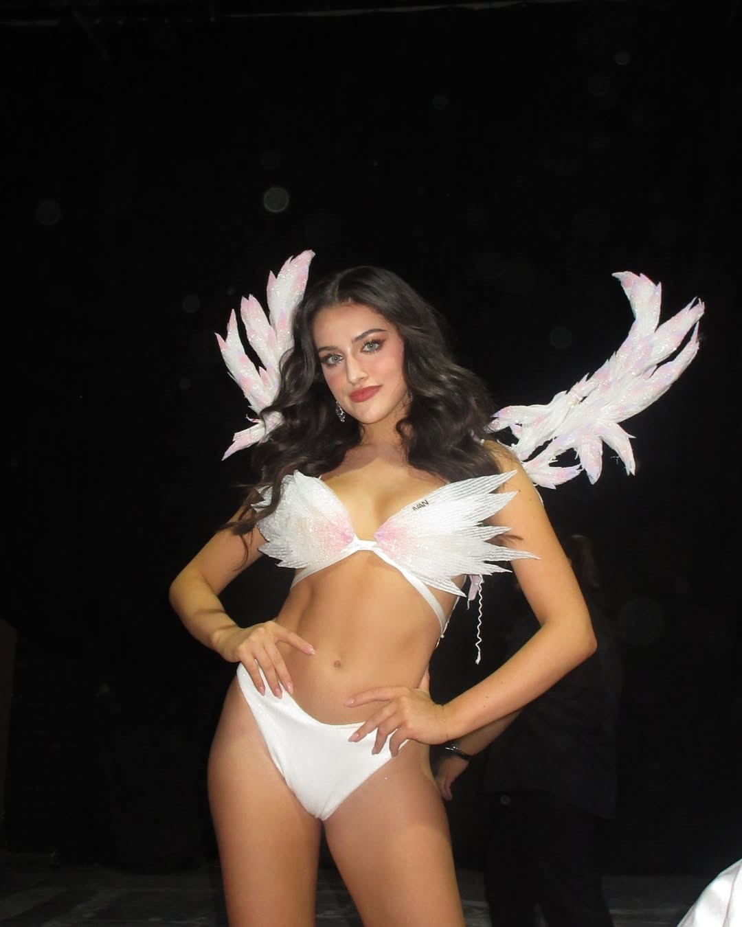 Alana năm nay 22 tuổi, là người mẫu, diễn viên ở quê nhà.