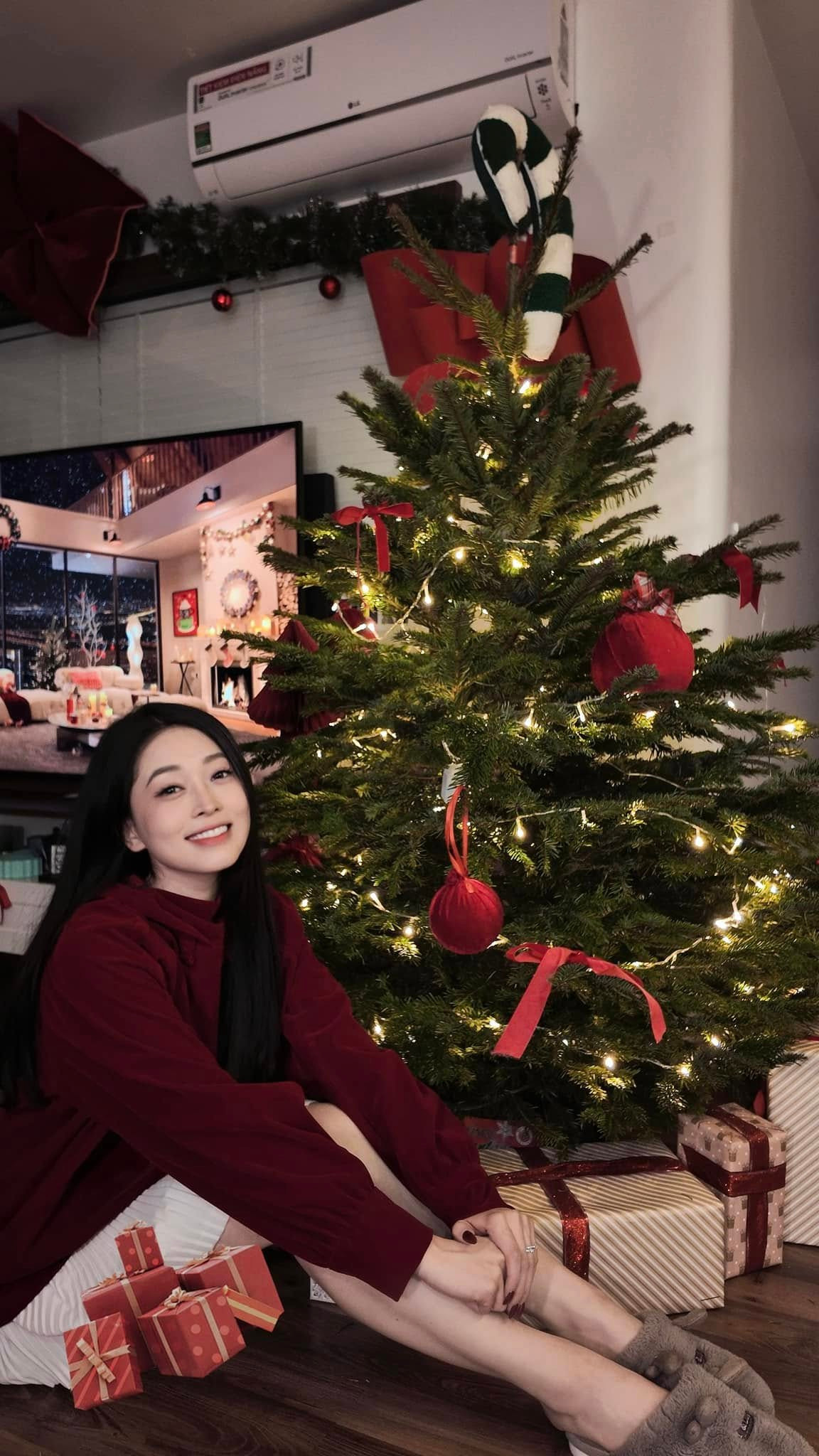 Á hậu Phương Nga dành thời gian trang trí cây thông, tô điểm bằng những quả bóng, nơ và nhiều loạt phụ kiện màu đỏ. Người đẹp cũng mặc trang phục mang không khí Giáng sinh. Á hậu Phương Nga dành thời gian trang trí cây thông, tô điểm bằng những quả bóng, nơ và nhiều loạt phụ kiện màu đỏ. Người đẹp cũng mặc trang phục mang không khí Giáng sinh.