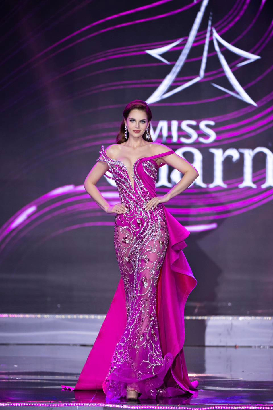 Đại diện Venezuela - Fernanda Isabel Rojas - là ứng viên gây chú ý của châu Mỹ. Cô năm nay 21 tuổi, cao 1,68 m, số đo ba vòng 90-58-95 cm. Fernanda là người mẫu, sinh viên ngành Kỹ thuật Công nghiệp và là một vận động viên bơi lội. Cô có khả năng chơi đàn hạc cổ điển, piano và sáo. Người đẹp từng tham dự cuộc thi El Concurso của ông trùm hoa hậu Venezuela Osmel Sousa tổ chức.