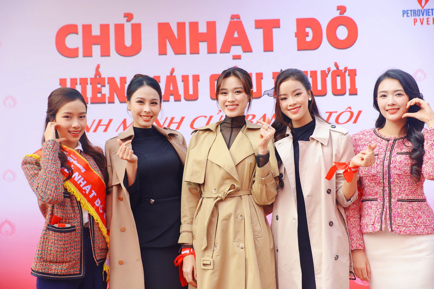 Lễ phát động Chủ Nhật Đỏ lần thứ 17 - năm 2025 đã diễn ra tại Đại học Bách khoa Hà Nội sáng 29/12 với sự tham gia của đông đảo khách mời, các bạn sinh viên và dàn hoa hậu, á hậu, người đẹp. Hoa hậu Việt Nam 2020 Đỗ Thị Hà, á hậu 2 Hoa hậu Việt Nam 2022 Lê Nguyễn Ngọc Hằng, á hậu 1 Hoa hậu Thế giới Việt Nam 2023 Đào Hiền, người đẹp Nhân ái Hoa hậu Việt Nam 2022 Ngọc Mai, người đẹp Truyền thông Hoa hậu Việt Nam 2022 Nguyễn Thị Thanh Tâm rạng rỡ tại lễ phát động.