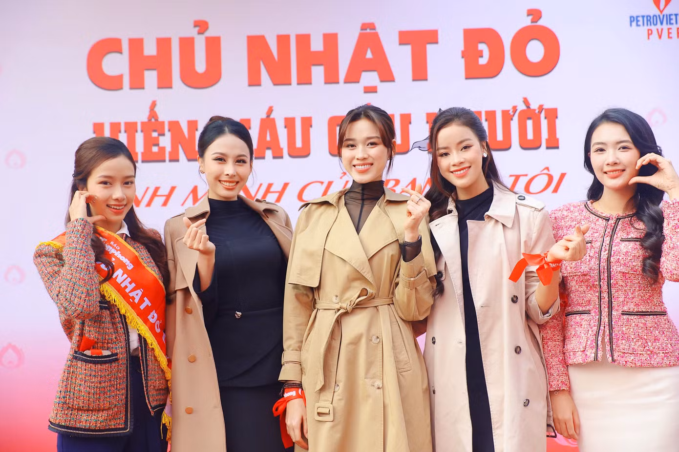 Lễ phát động Chủ Nhật Đỏ lần thứ 17 - năm 2025 đã diễn ra tại Đại học Bách khoa Hà Nội sáng 29/12 với sự tham gia của đông đảo khách mời, các bạn sinh viên và dàn hoa hậu, á hậu, người đẹp. Hoa hậu Việt Nam 2020 Đỗ Thị Hà, á hậu 2 Hoa hậu Việt Nam 2022 Lê Nguyễn Ngọc Hằng, á hậu 1 Hoa hậu Thế giới Việt Nam 2023 Đào Hiền, người đẹp Nhân ái Hoa hậu Việt Nam 2022 Ngọc Mai, người đẹp Truyền thông Hoa hậu Việt Nam 2022 Nguyễn Thị Thanh Tâm rạng rỡ tại lễ phát động.