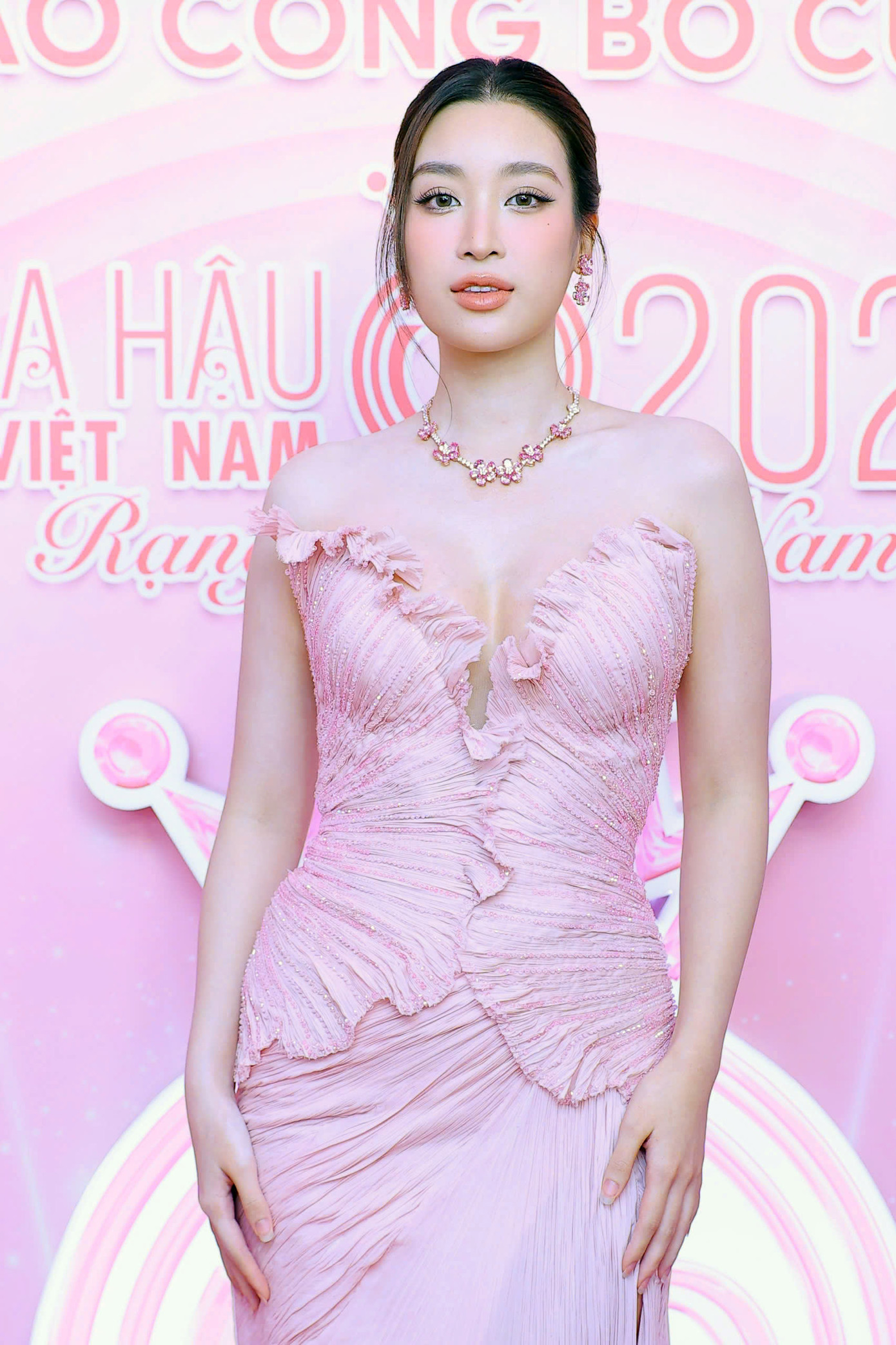 Các hoa hậu, á hậu trên thảm đỏ họp báo.