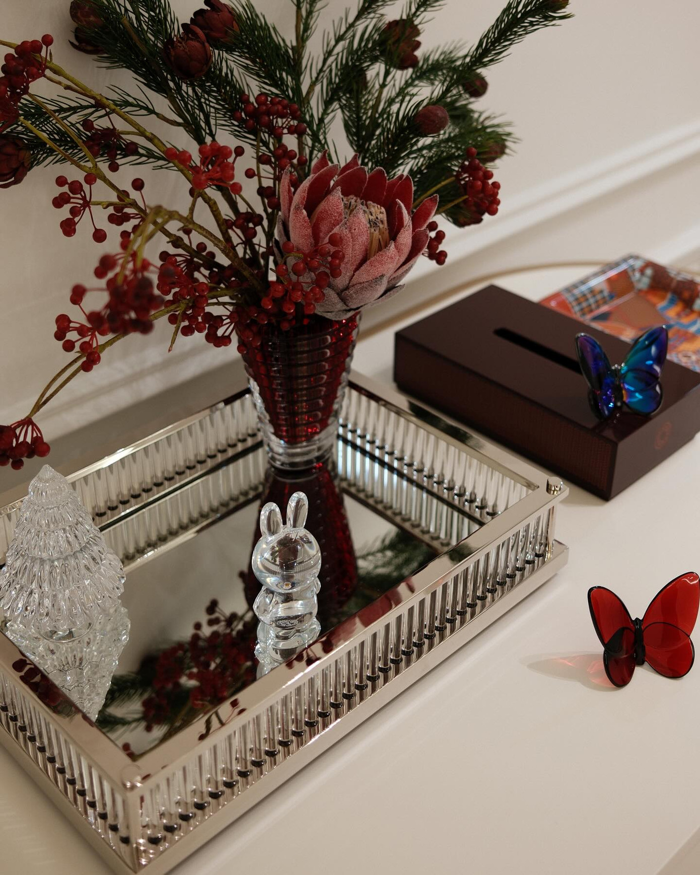 Huyền My cũng trang trí nhà cửa bằng những phụ kiện tông màu đỏ mang không khí Giáng sinh. Huyền My cũng trang trí nhà cửa bằng những phụ kiện tông màu đỏ mang không khí Giáng sinh.