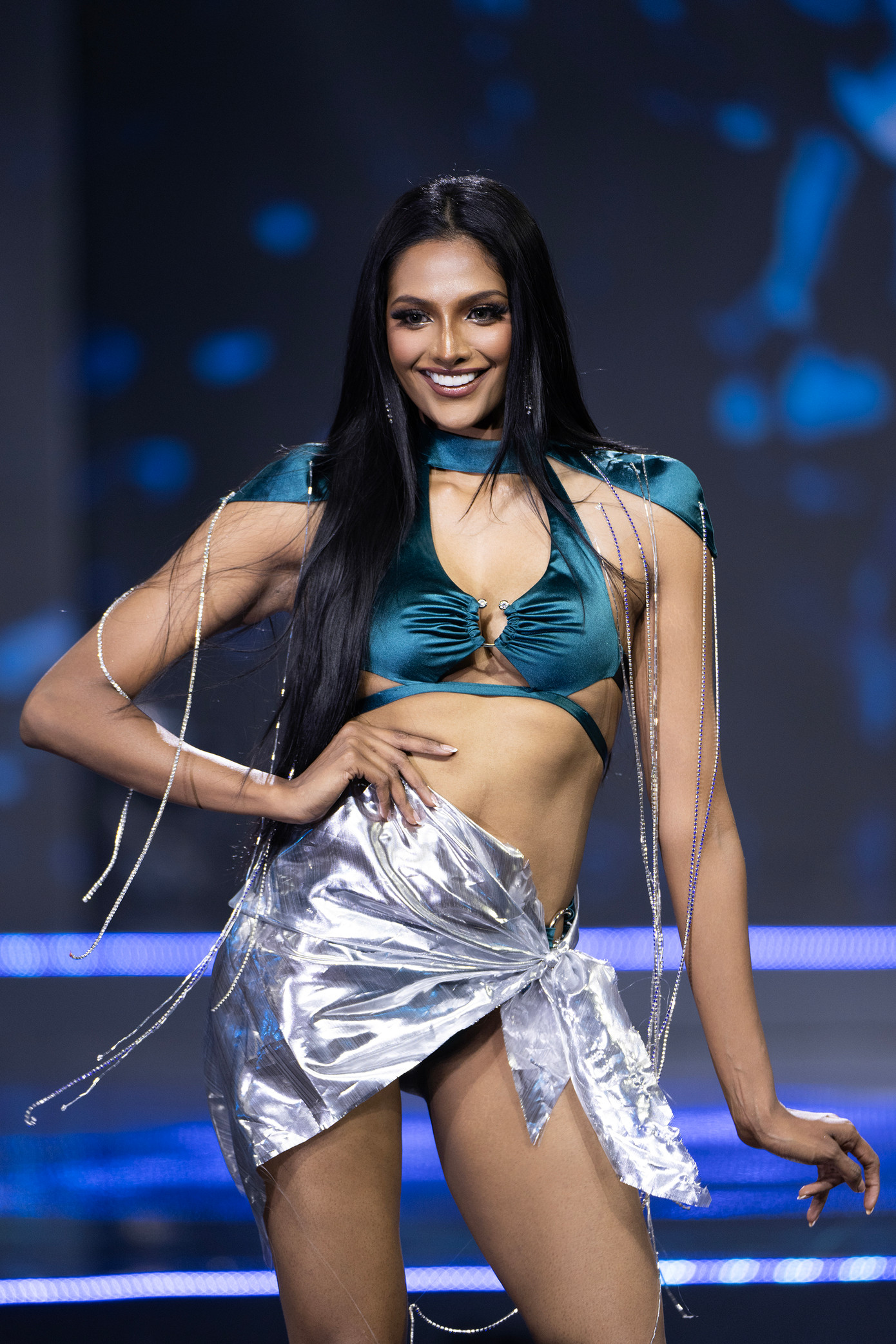 Rashmita Rasindran khoe hình thể đầy đặn, nóng bỏng trong phần thi bikini. Cô có chiều cao nổi bật 1,82 m, số đo ba vòng 90-66-92,5 cm.