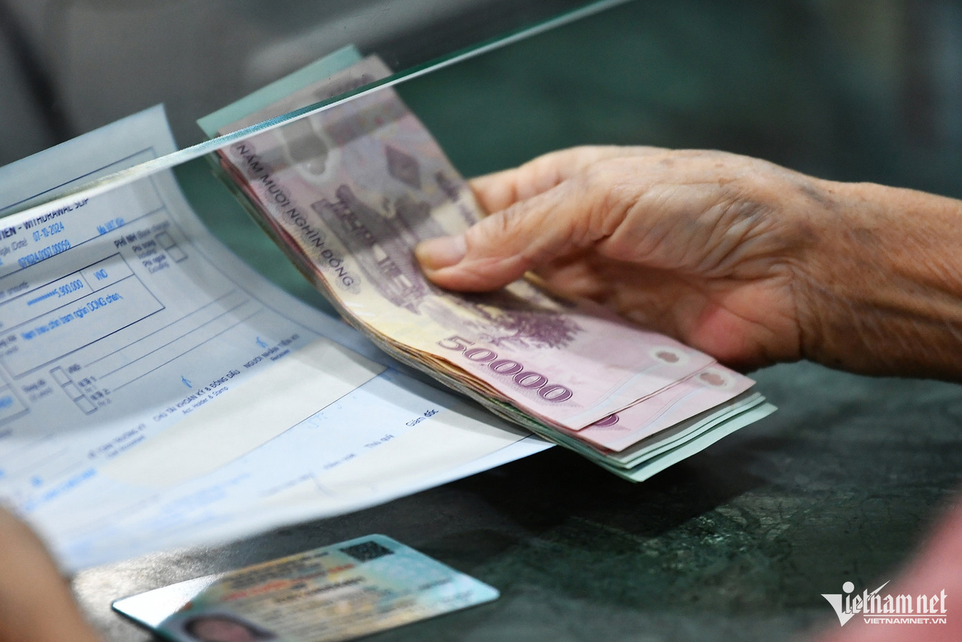 Cả nước có hơn 3,3 triệu người hưởng lương hưu, trợ cấp BHXH. Ảnh minh hoạ: Nam Khánh. Cả nước có hơn 3,3 triệu người hưởng lương hưu, trợ cấp BHXH. Ảnh minh hoạ: Nam Khánh.