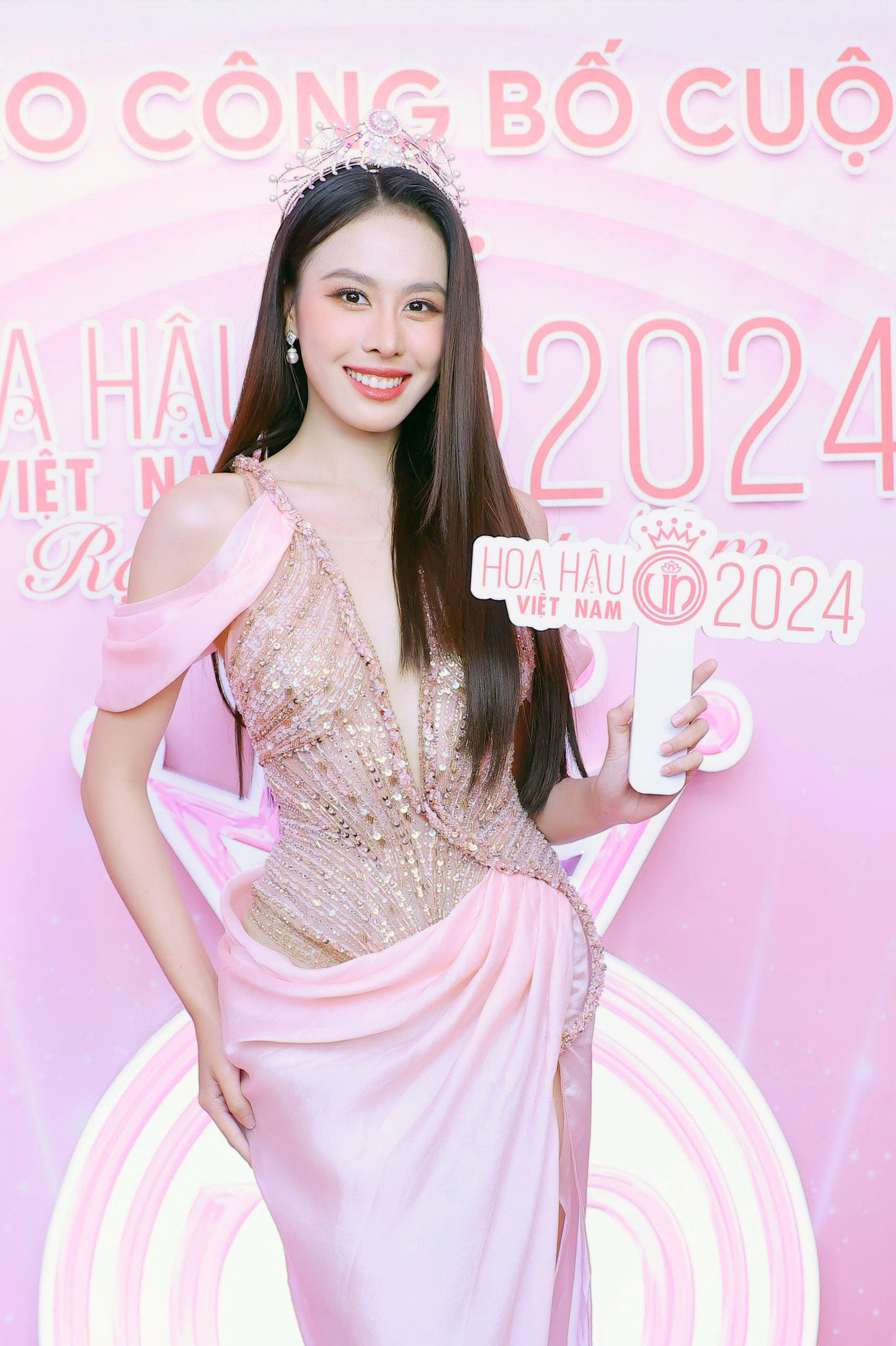 Các hoa hậu, á hậu trên thảm đỏ họp báo.