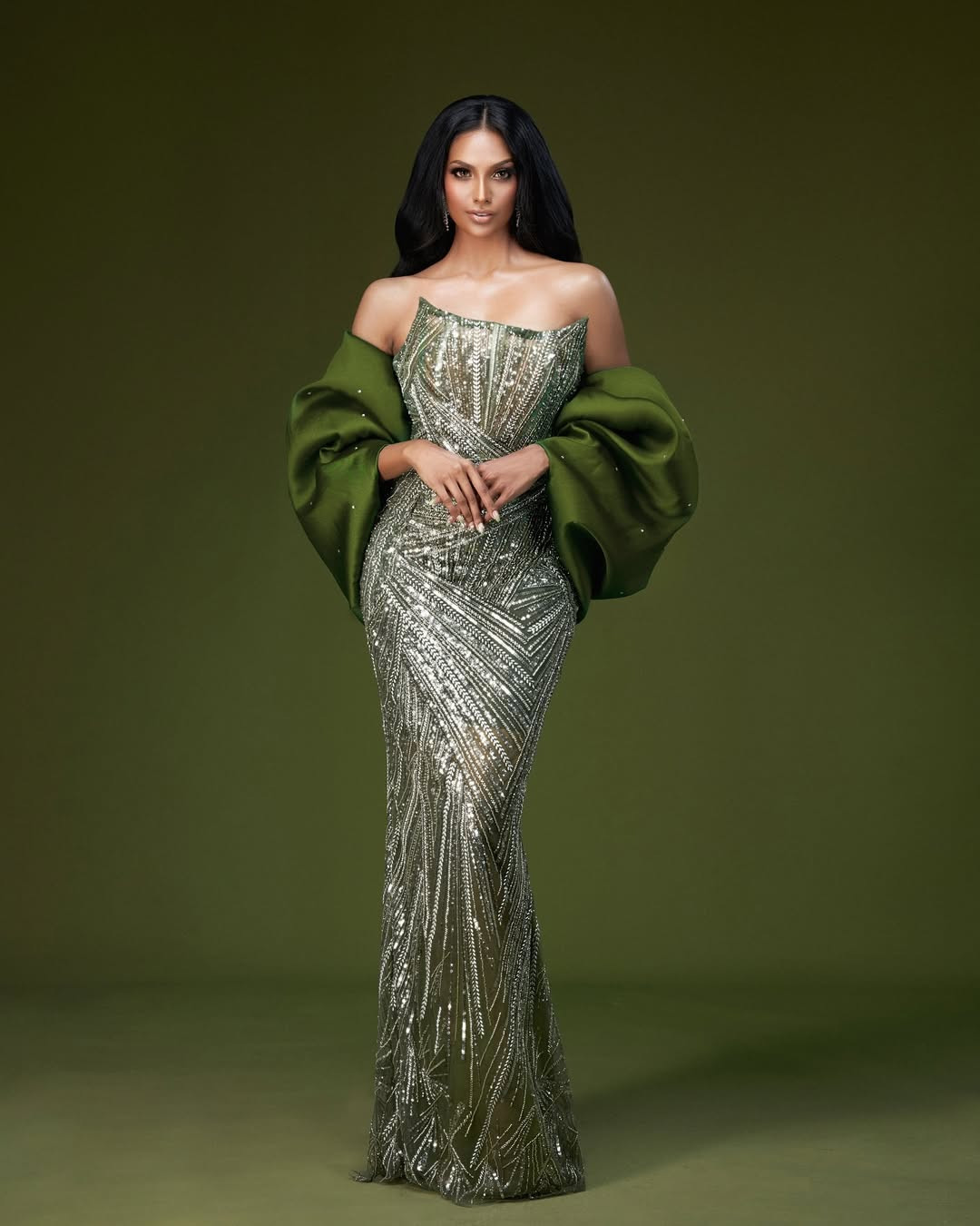 Ngoài công việc thiết kế và giảng dạy, người đẹp yêu thích ca hát, chơi bóng chuyền, bóng lưới thậm chí từng là vận động viên. Cô có sở thích du lịch với mong muốn khám phá những nền văn hóa mới, tìm hiểu về lịch sử và kết nối với mọi người trên thế giới.