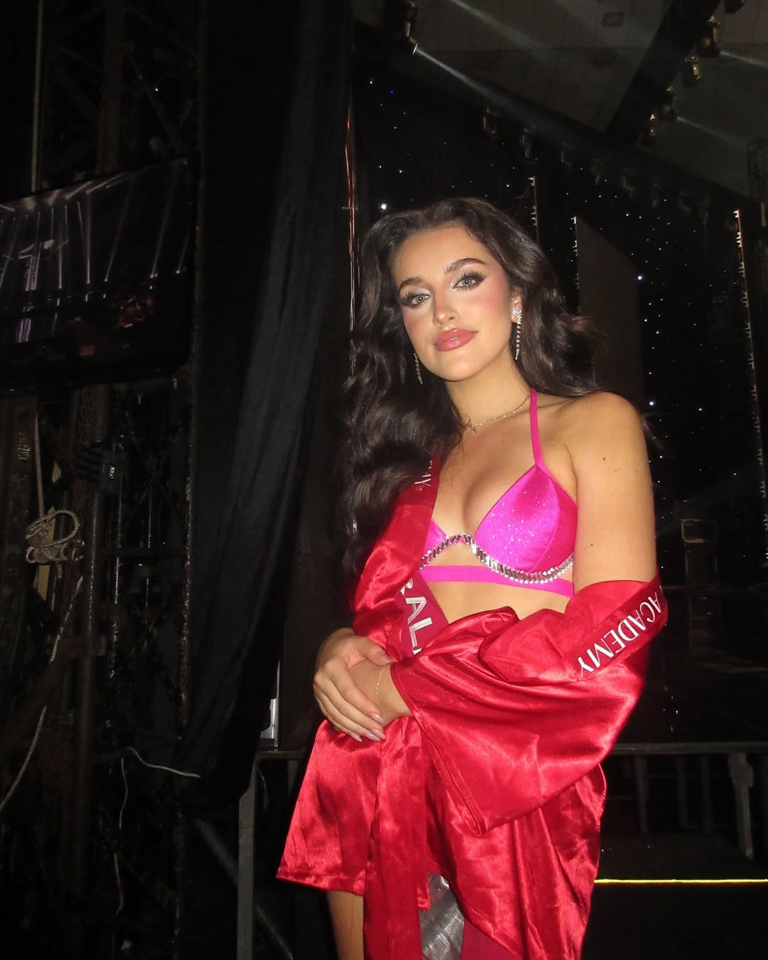 Cô có khả năng tạo dáng, biểu cảm chuyên nghiệp trước ống kính máy ảnh.