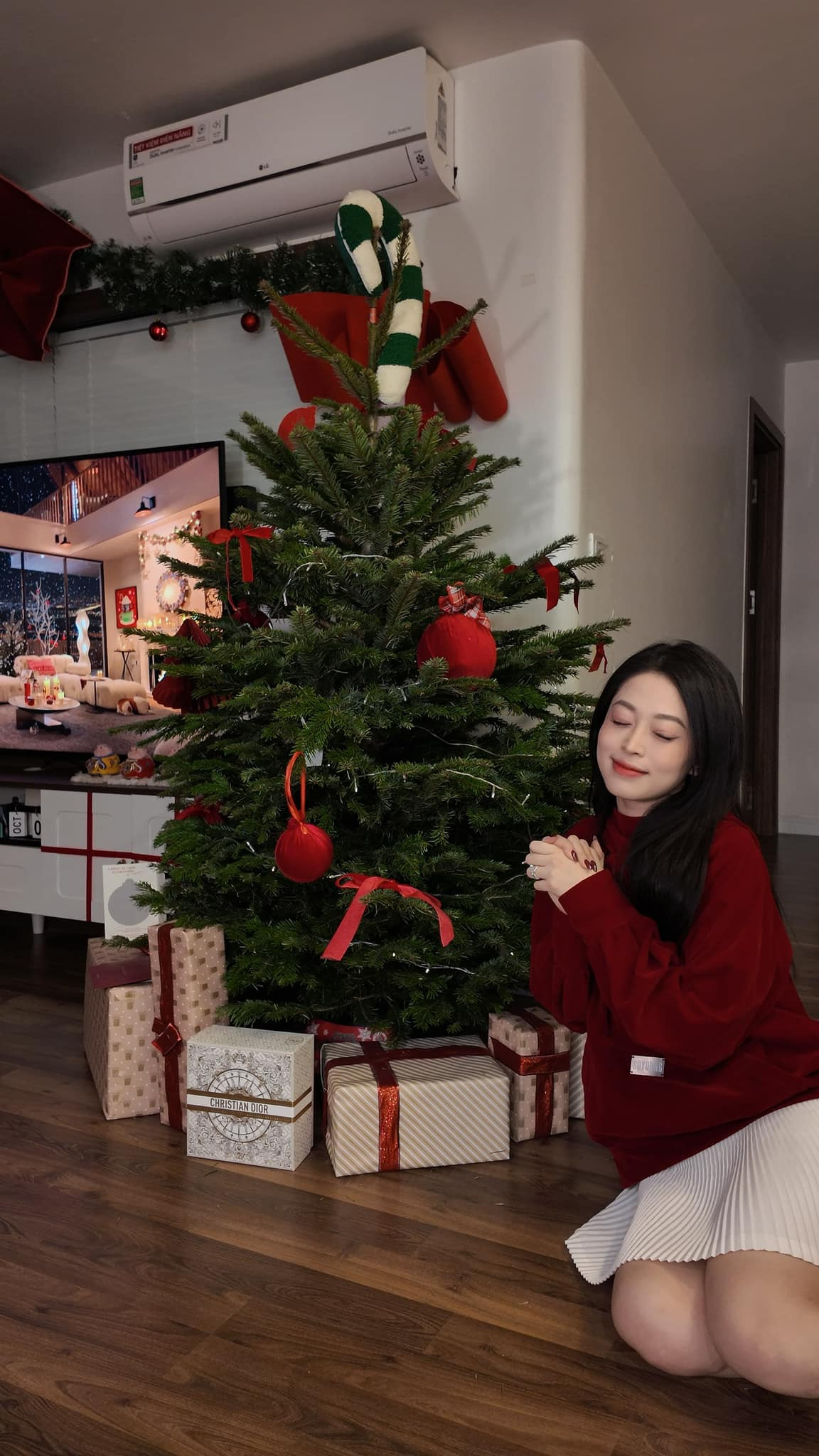Á hậu Phương Nga dành thời gian trang trí cây thông, tô điểm bằng những quả bóng, nơ và nhiều loạt phụ kiện màu đỏ. Người đẹp cũng mặc trang phục mang không khí Giáng sinh. Á hậu Phương Nga dành thời gian trang trí cây thông, tô điểm bằng những quả bóng, nơ và nhiều loạt phụ kiện màu đỏ. Người đẹp cũng mặc trang phục mang không khí Giáng sinh.