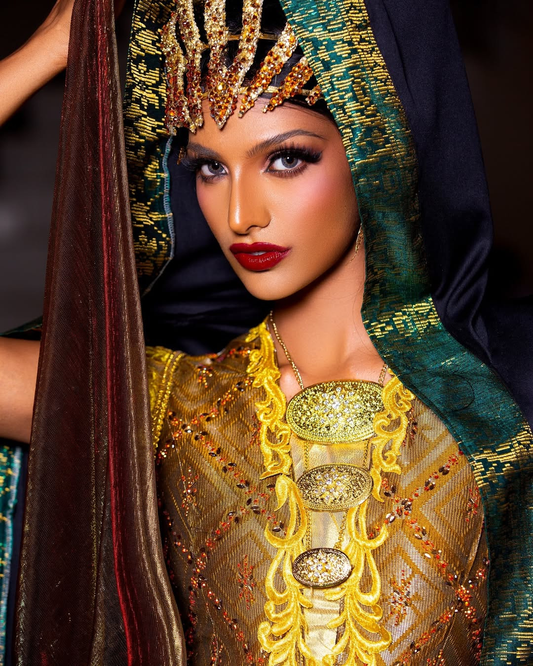 Người đẹp cũng gây ấn tượng ở cuộc thi năm nay với bộ trang phục dân tộc cầu kỳ, lộng lẫy.