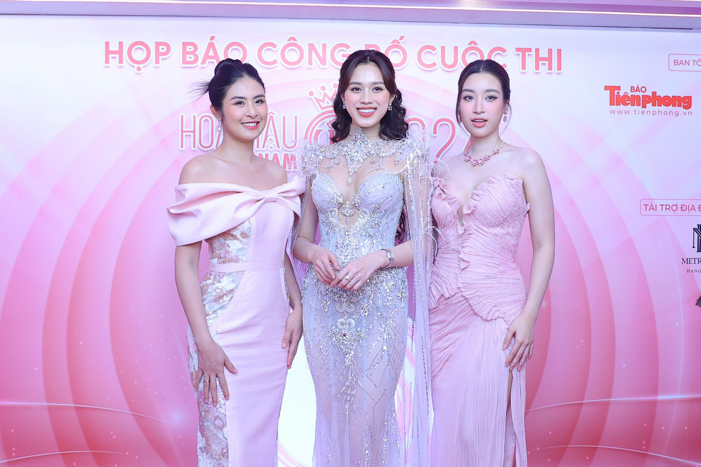 Hoa hậu Ngọc Hân, Đỗ Thị Hà, Đỗ Mỹ Linh vui mừng khi gặp nhau tại thảm đỏ. Họ đều sinh sống, làm việc ở Hà Nội nên có nhiều thời gian gặp gỡ, trò chuyện.