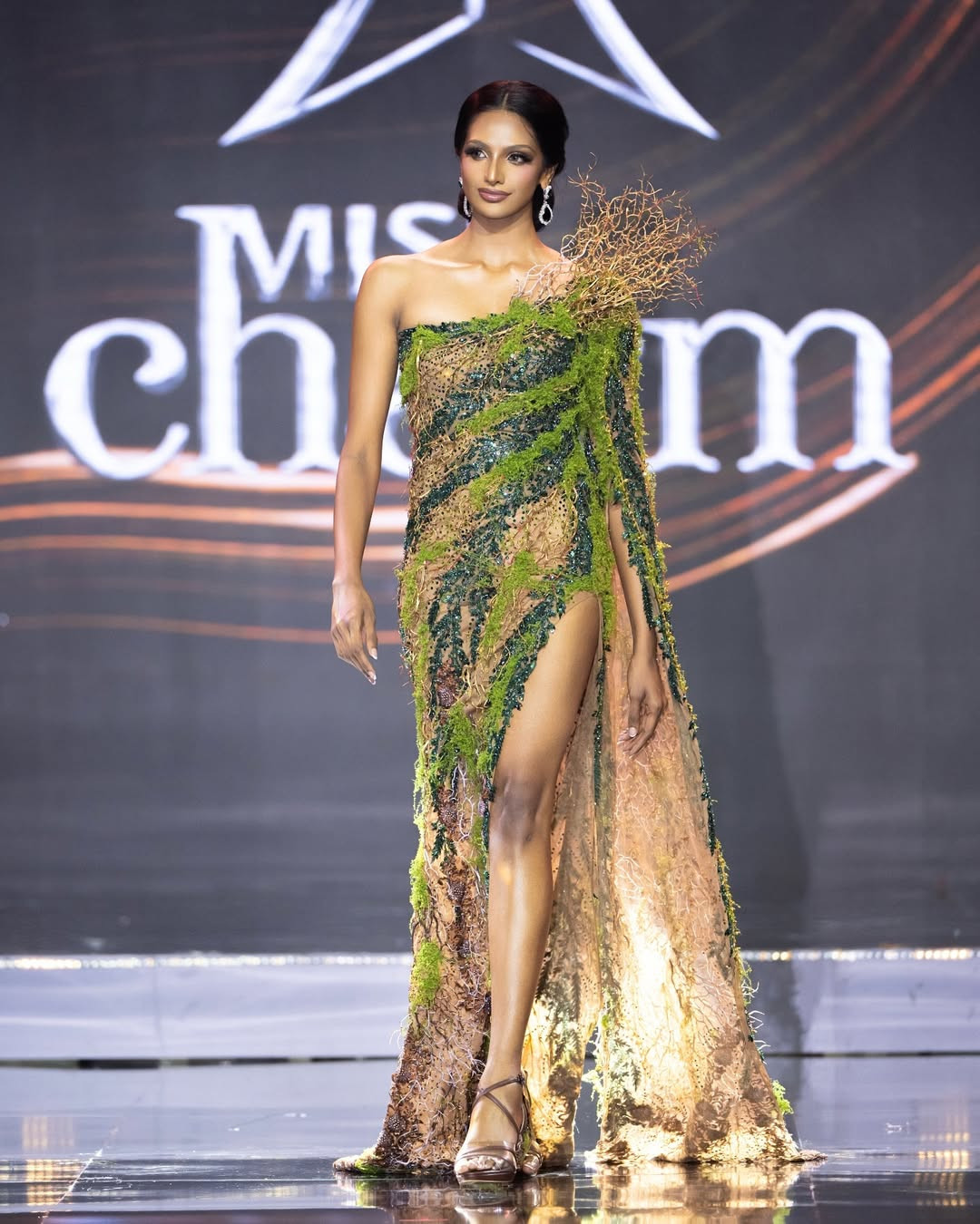 Rashmita Rasindran nổi bật xuyên suốt cuộc thi Miss Charm 2024. Cô là một trong những thí sinh trình diễn tốt nhất trong bán kết diễn ra ngày 18/12.