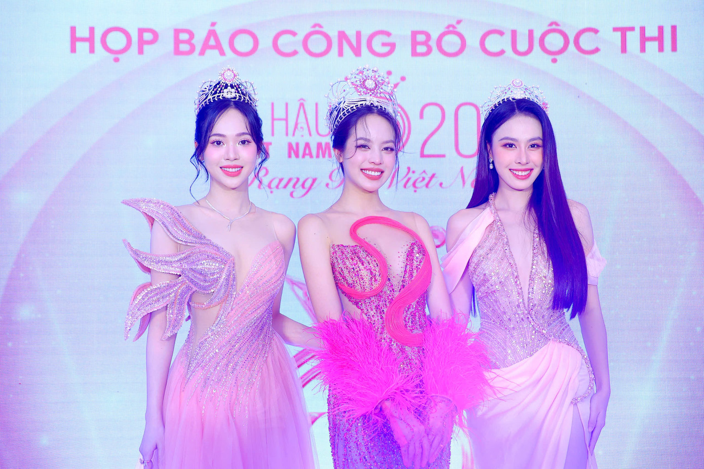 Cuộc thi Hoa hậu Việt Nam 2024 khởi động đúng dịp tròn hai năm đăng quang của top 3 Hoa hậu Việt Nam 2022. Ba người đẹp đều gặt hái được thành công khi Hoa hậu Thanh Thủy đăng quang Hoa hậu Quốc tế 2024, Á hậu Ngọc Hằng giành ngôi Á hậu 2 Hoa hậu Liên lục địa 2023, Á hậu Trịnh Thùy Linh tốt nghiệp thủ khoa Đại học Kinh tế Quốc dân.