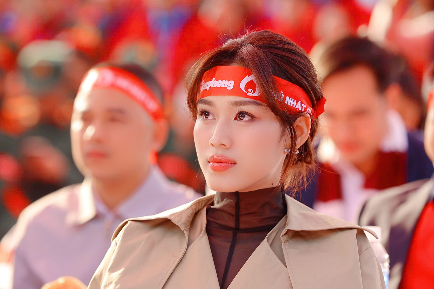 Trước đó, Đỗ Thị Hà đã tham gia buổi họp báo khởi động Chủ Nhật Đỏ lần thứ 17 – năm 2025 tại Hà Nội chiều 19/12. Ngay sau khi đăng quang Hoa hậu Việt Nam 2020, cô có dịp đồng hành với Chủ Nhật Đỏ 2021. Từ đó đến nay, nhiều năm liên tiếp, người đẹp sắp xếp để tham gia, góp phần lan tỏa thông điệp ý nghĩa của sự kiện.