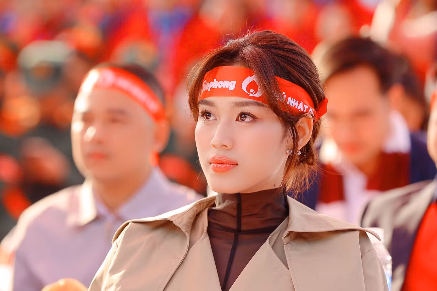 Trước đó, Đỗ Thị Hà đã tham gia buổi họp báo khởi động Chủ Nhật Đỏ lần thứ 17 – năm 2025 tại Hà Nội chiều 19/12. Ngay sau khi đăng quang Hoa hậu Việt Nam 2020, cô có dịp đồng hành với Chủ Nhật Đỏ 2021. Từ đó đến nay, nhiều năm liên tiếp, người đẹp sắp xếp để tham gia, góp phần lan tỏa thông điệp ý nghĩa của sự kiện.