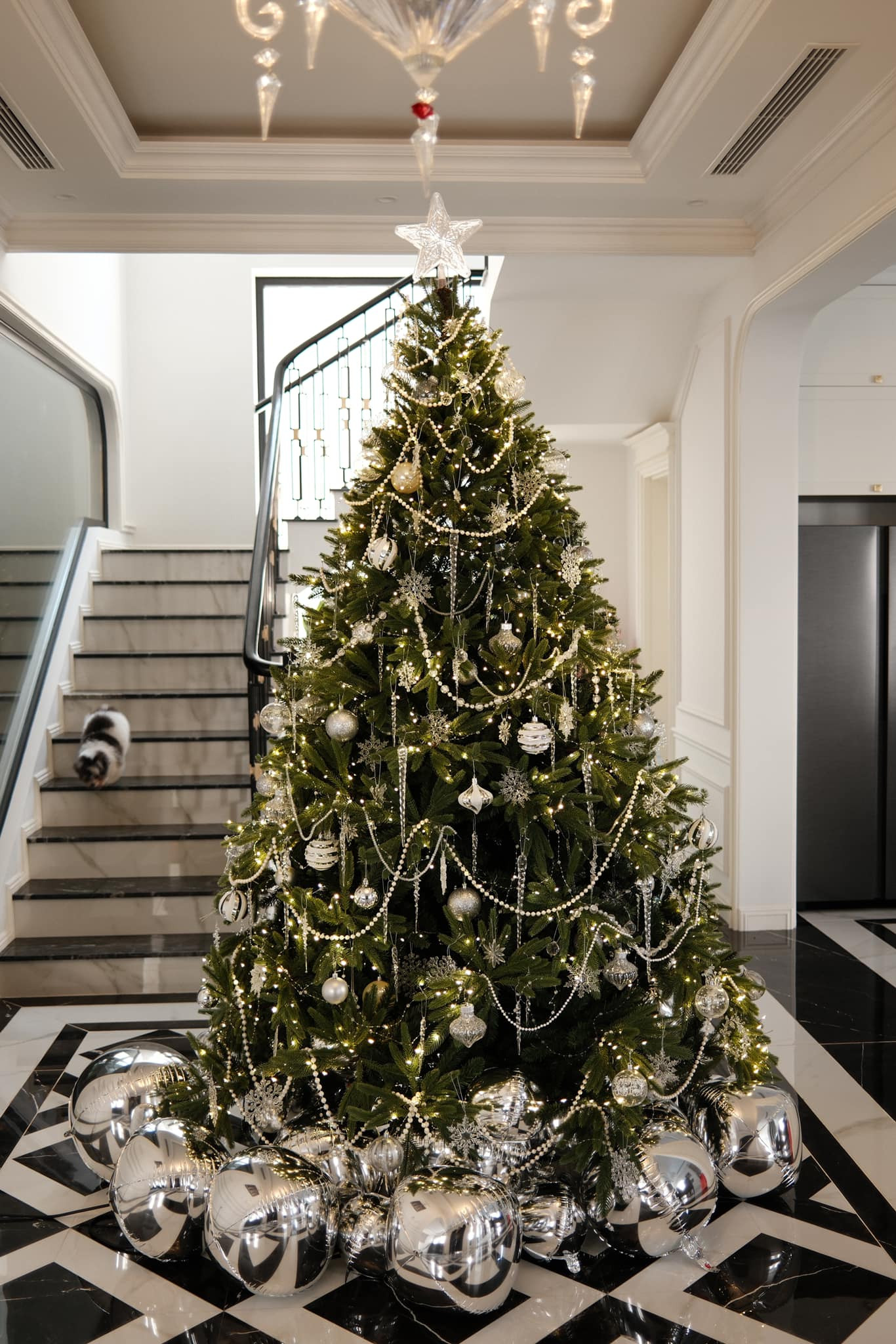 Á hậu Huyền My trang hoàng biệt thự mà cô và gia đình mới chuyển về bằng cây thông cỡ lớn với nhiều phụ kiện tông màu bạc sang trọng, lộng lẫy. Á hậu Huyền My trang hoàng biệt thự mà cô và gia đình mới chuyển về bằng cây thông cỡ lớn với nhiều phụ kiện tông màu bạc sang trọng, lộng lẫy.