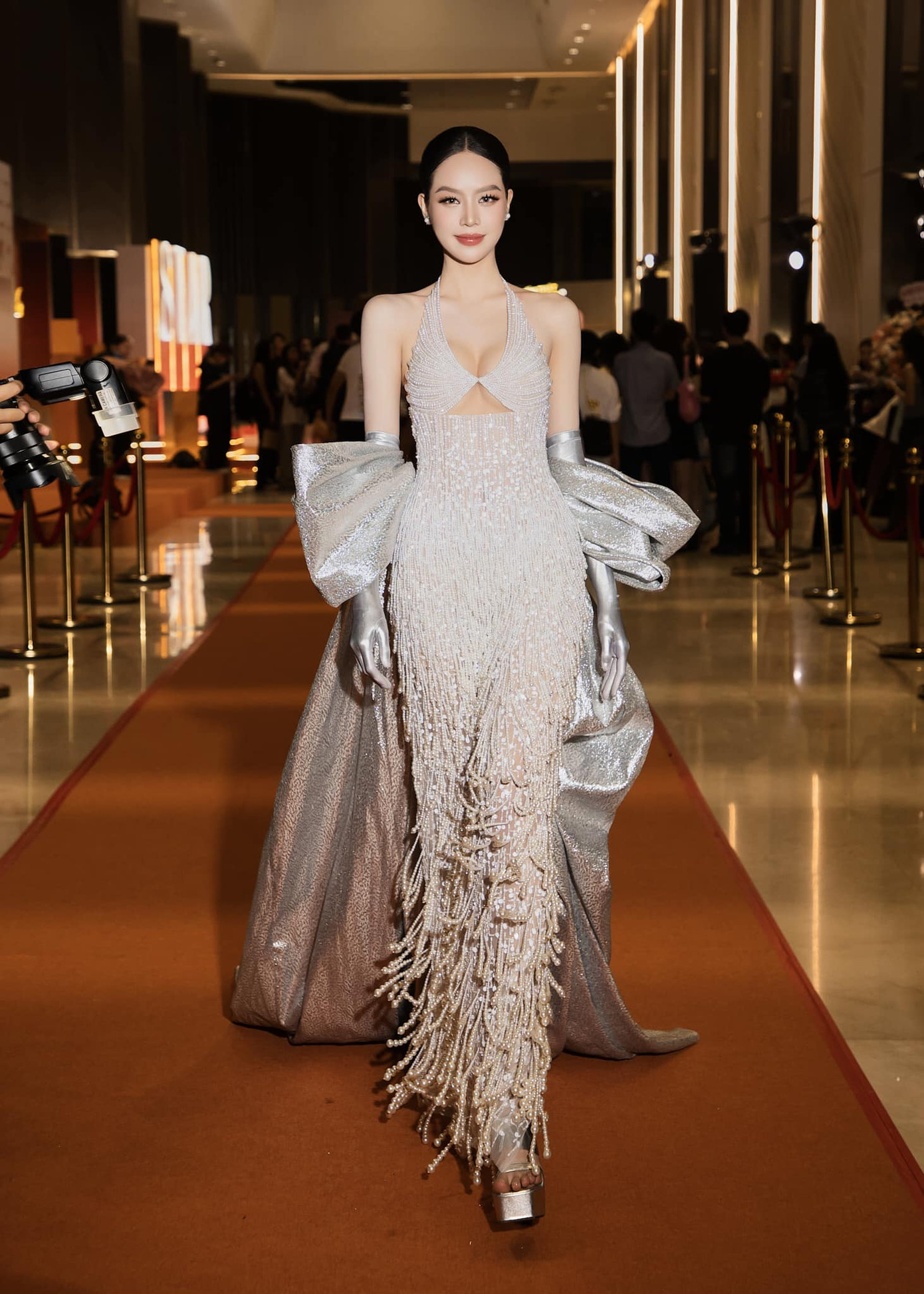 Tối 18/12, Hoa hậu Thanh Thủy xuất hiện tại sự kiện ở TPHCM. Người đẹp gây chú ý với bộ váy ánh bạc, tua rua, điểm nhấn là chi tiết xẻ vòng một nóng bỏng. Phong cách thời trang thanh lịch, sang trọng của Hoa hậu Quốc tế 2024 nhận được nhiều lời khen ngợi.