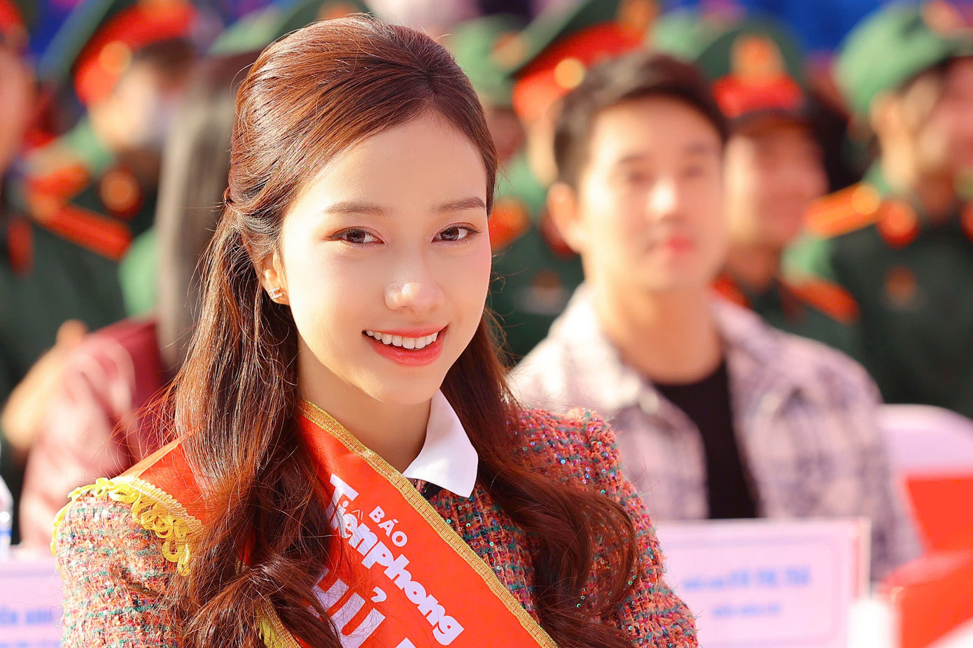 Người đẹp Nhân ái Ngọc Mai nhiều lần đồng hành cùng các sự kiện từ thiện, xã hội của báo Tiền Phong. Cô nói cảm thấy vui vì sự kiện Chủ Nhật Đỏ ngày càng lớn mạnh, thu hút đông đảo các bạn sinh viên tham gia.