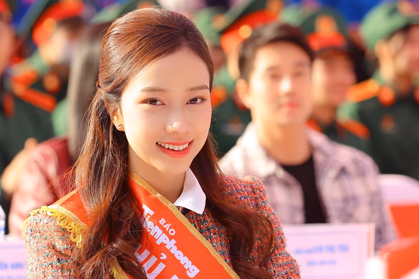 Người đẹp Nhân ái Ngọc Mai nhiều lần đồng hành cùng các sự kiện từ thiện, xã hội của báo Tiền Phong. Cô nói cảm thấy vui vì sự kiện Chủ Nhật Đỏ ngày càng lớn mạnh, thu hút đông đảo các bạn sinh viên tham gia.