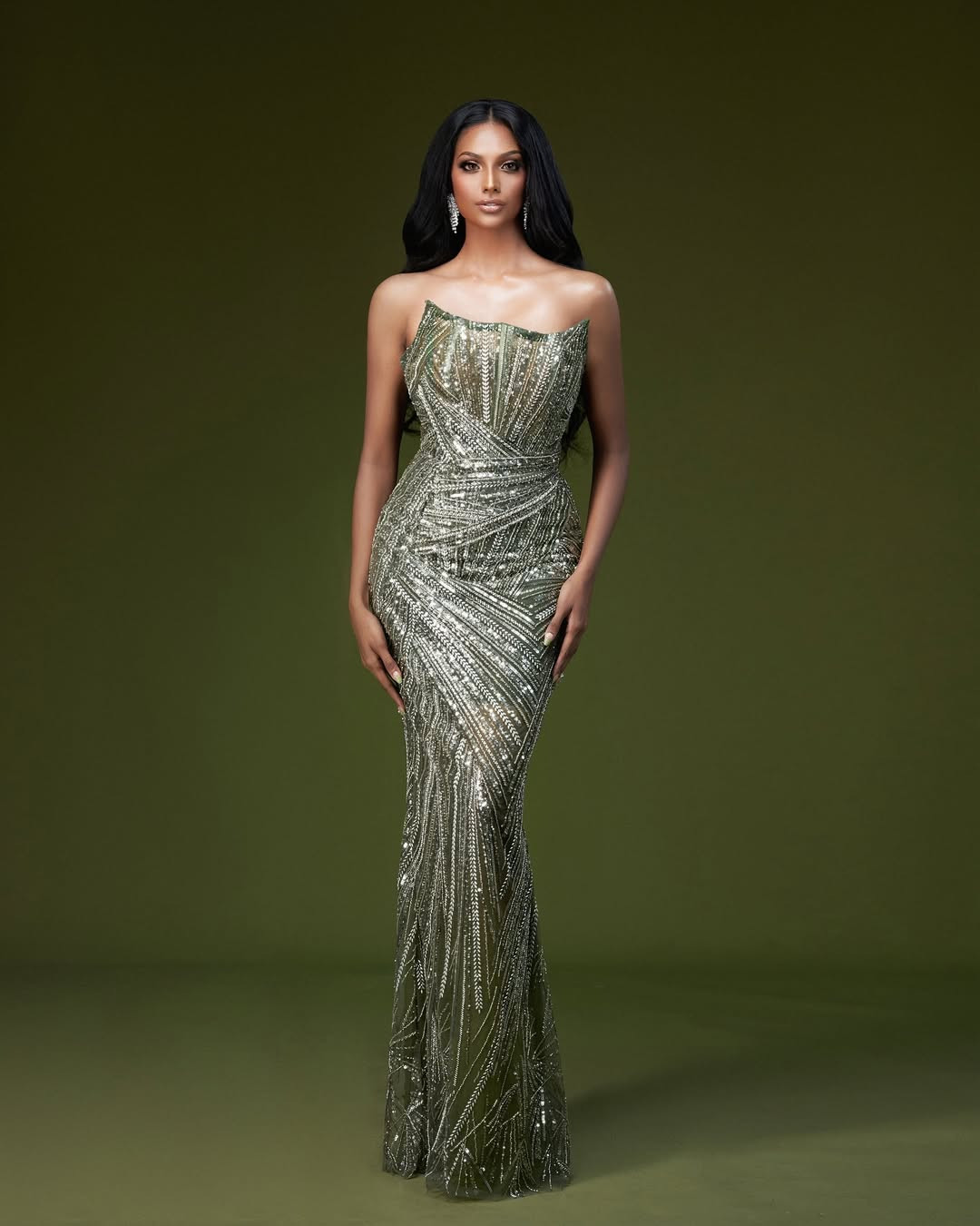 Ngoài công việc thiết kế và giảng dạy, người đẹp yêu thích ca hát, chơi bóng chuyền, bóng lưới thậm chí từng là vận động viên. Cô có sở thích du lịch với mong muốn khám phá những nền văn hóa mới, tìm hiểu về lịch sử và kết nối với mọi người trên thế giới.