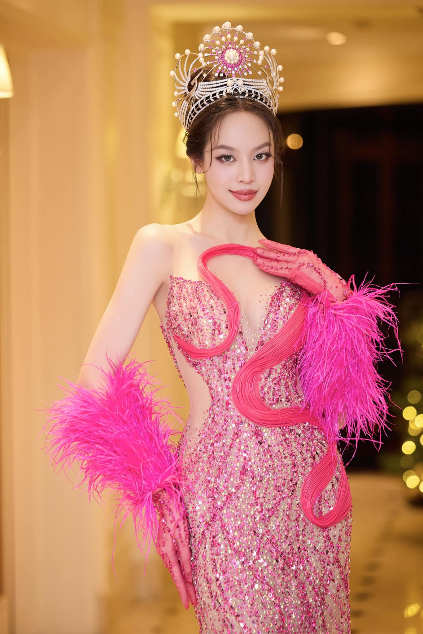 Hoa hậu Thanh Thủy nằm trong cuộc bình chọn Queen of the Year - Hoa hậu của năm do chuyên trang sắc đẹp Sash Factor bình chọn.