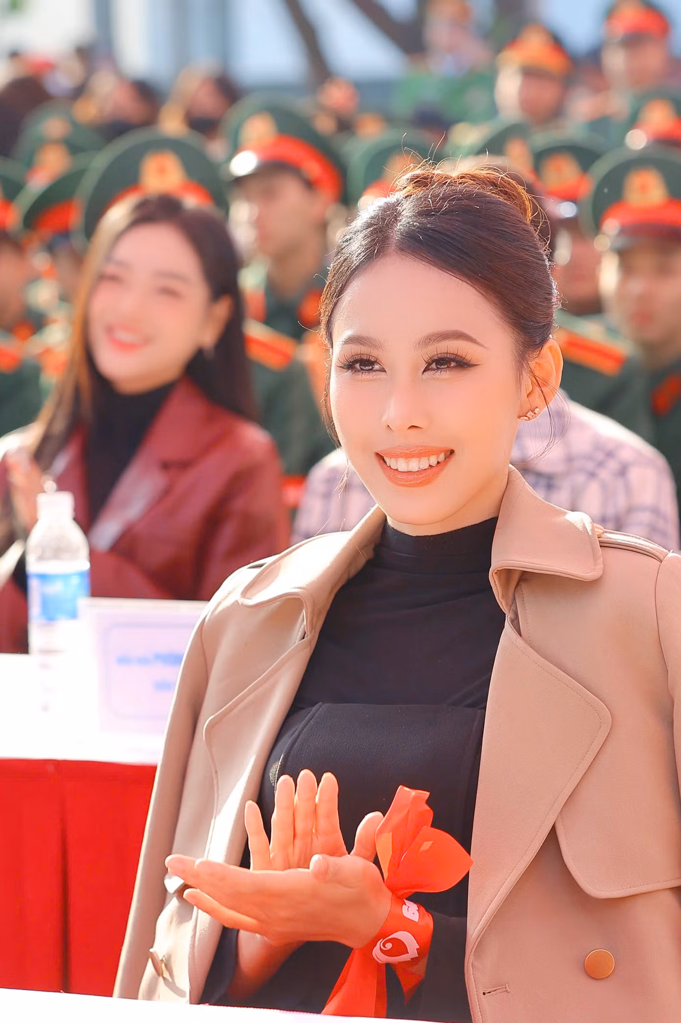 Á hậu Ngọc Hằng diện trang phục thanh lịch khi dự lễ phát động. Cô đã đồng hành cùng Chủ Nhật Đỏ hai lần sau khi giành ngôi á hậu 2 Hoa hậu Việt Nam 2022.