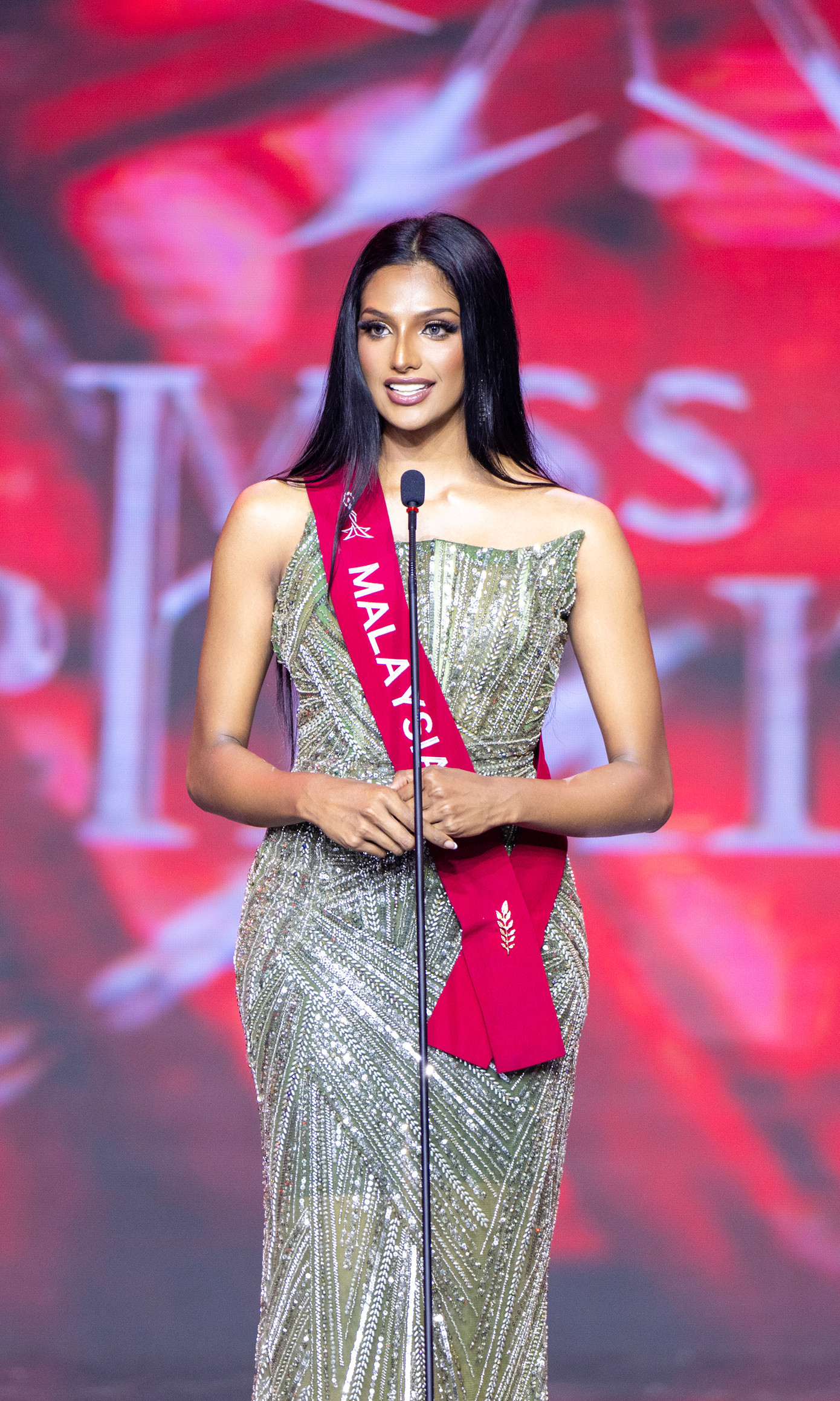 "Tôi tin rằng chỉ duy nhất với giáo dục, chúng ta mới có thể thay đổi cuộc đời của một con người để tạo nên sự khác biệt to lớn, sự ảnh hưởng lớn lao. Hơn hết, tôi tin rằng mỗi chúng ta được sinh ra để làm gì đó trên Trái Đất này và chúng ta chỉ có thể thực hiện nó với sức mạnh của giáo dục", cô chia sẻ.