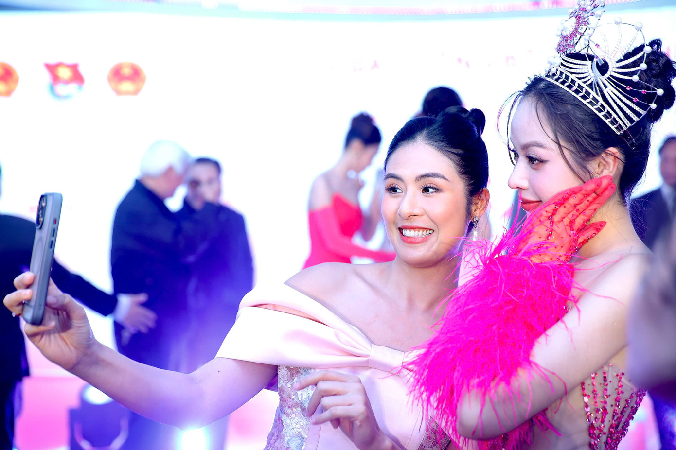 Được tổ chức lần đầu tiên vào 1988, sau hơn 35 năm, 18 người đẹp trên khắp ba miền Tổ quốc đã đăng quang Hoa hậu Việt Nam. Với vương miện trên đầu và quyền trượng trên tay, các Hoa hậu Việt Nam là hiện thân của những giá trị nhân văn, truyền cảm hứng và lan tỏa những giá trị tốt đẹp trong đời sống xã hội.