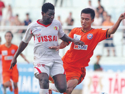 Moussa (trái) trở thành cầu thủ đầu tiên ghi bốn bàn trong một trận tại V-League năm nay. ảnh: VSI. Moussa (trái) trở thành cầu thủ đầu tiên ghi bốn bàn trong một trận tại V-League năm nay. ảnh: VSI