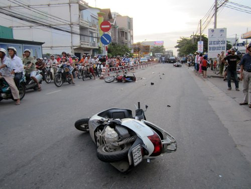 Chiếc ôtô mang biển TP HCM đụng liên tiếp 5 xe máy trên đoạn đường dài khoảng 60 mét