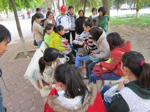 Các bạn sinh viên tình nguyện bán thiệp handmade để gây quỹ làm chiến dịch