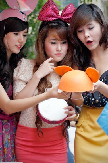 Những đồ chơi truyền thống như trống, mặt lạ hình con thỏ, gấu dễ thương được các nữ sinh lựa chọn.