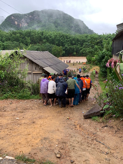 Ngàn người băng rừng nỗ lực tiếp cận bản vùng lũ bị cô lập ảnh 1