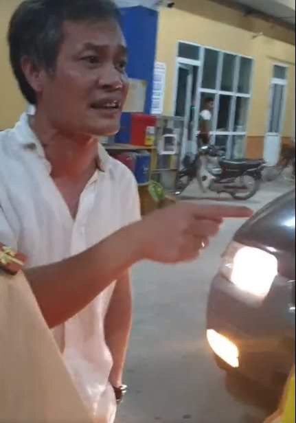 Tài xế đi xe biển xanh say xỉn, xúc phạm cảnh sát giao thông ảnh 2