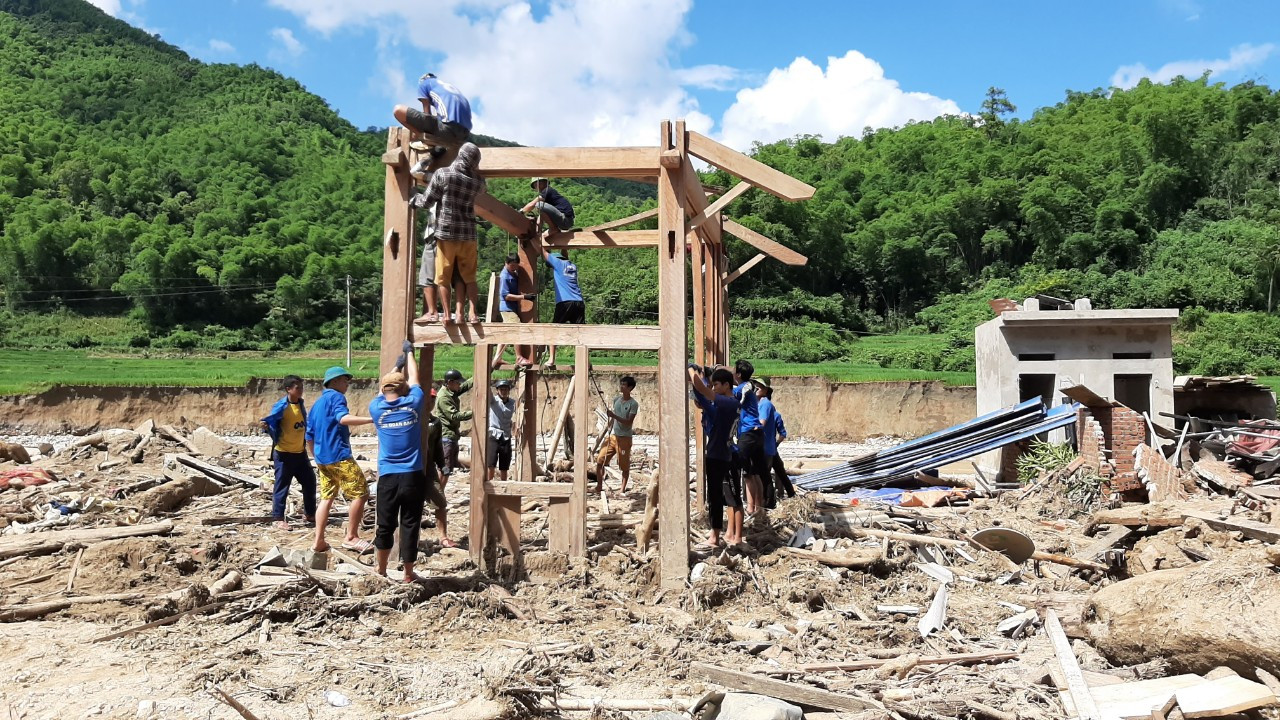 Cứu người trong mưa lũ, hai bạn trẻ được trao huy hiệu 'Tuổi trẻ dũng cảm' ảnh 14