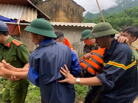 Tìm thấy 1 người bị thương do lũ cuốn bên bờ sông Luồng ảnh 2