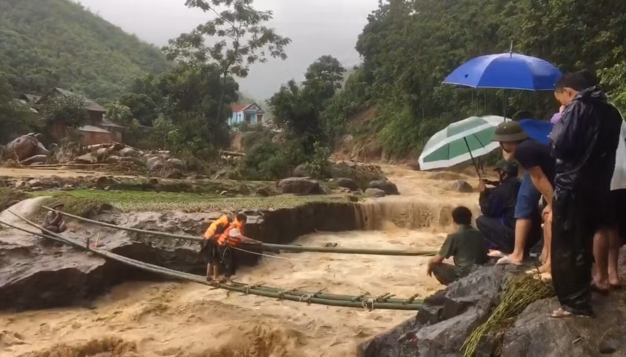 Tìm thấy 1 người bị thương do lũ cuốn bên bờ sông Luồng ảnh 4