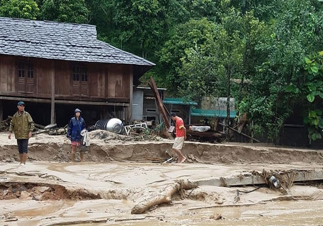 Ngàn người băng rừng nỗ lực tiếp cận bản vùng lũ bị cô lập ảnh 7