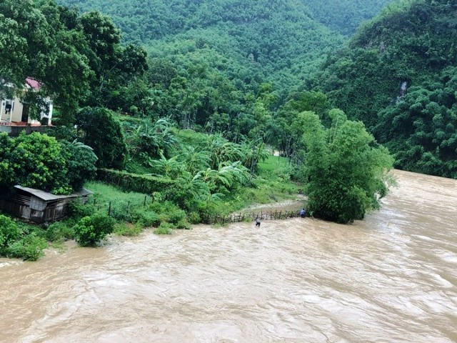 Ngàn người băng rừng nỗ lực tiếp cận bản vùng lũ bị cô lập ảnh 9