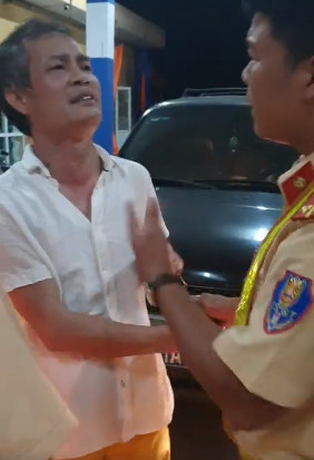 Tài xế đi xe biển xanh say xỉn, xúc phạm cảnh sát giao thông ảnh 1