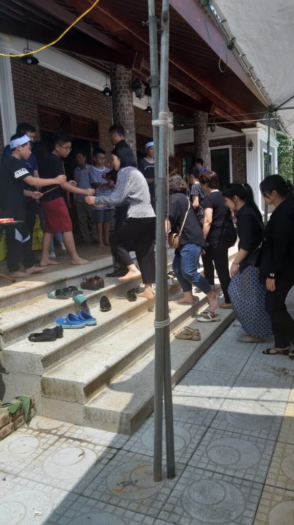 Những vòng hoa trắng và nỗi đau tận cùng ở tang lễ bé trai trường Gateway ảnh 1