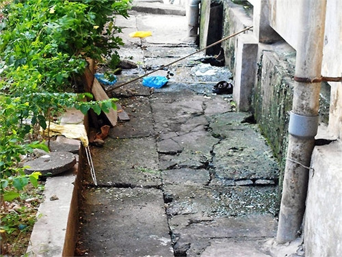  Lối đi với những rãnh nước bẩn thỉu. Ảnh: VTC