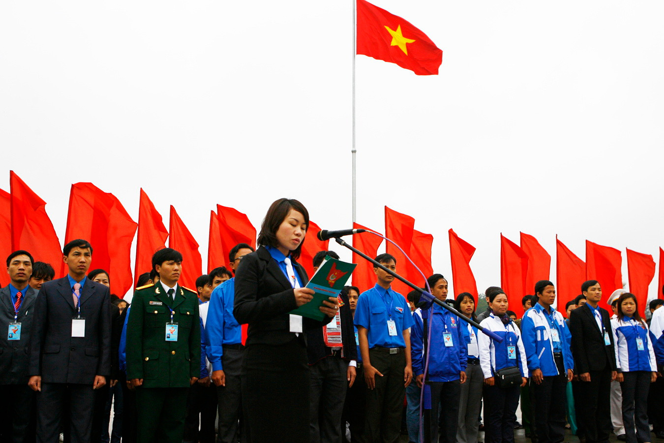 Đồng chí Nguyễn Thị Thanh Dung, bí thư Đoàn phường Lương Khánh Thiện (Phủ Lý, Hà Nam) thay mặt các bí thư Đoàn cơ sở hứa với Bác.